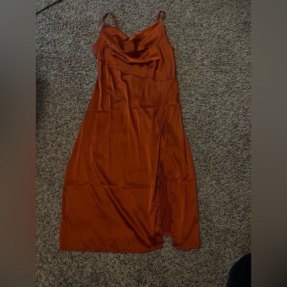 Satin dress with leg slit - Picture 2 of 5